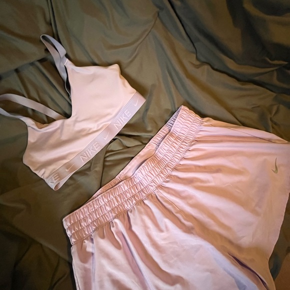 LILAC NIKE WORKOUT SET - Picture 2 of 6